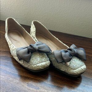 Elegant Bow Embellished Flats - Cream and Gray